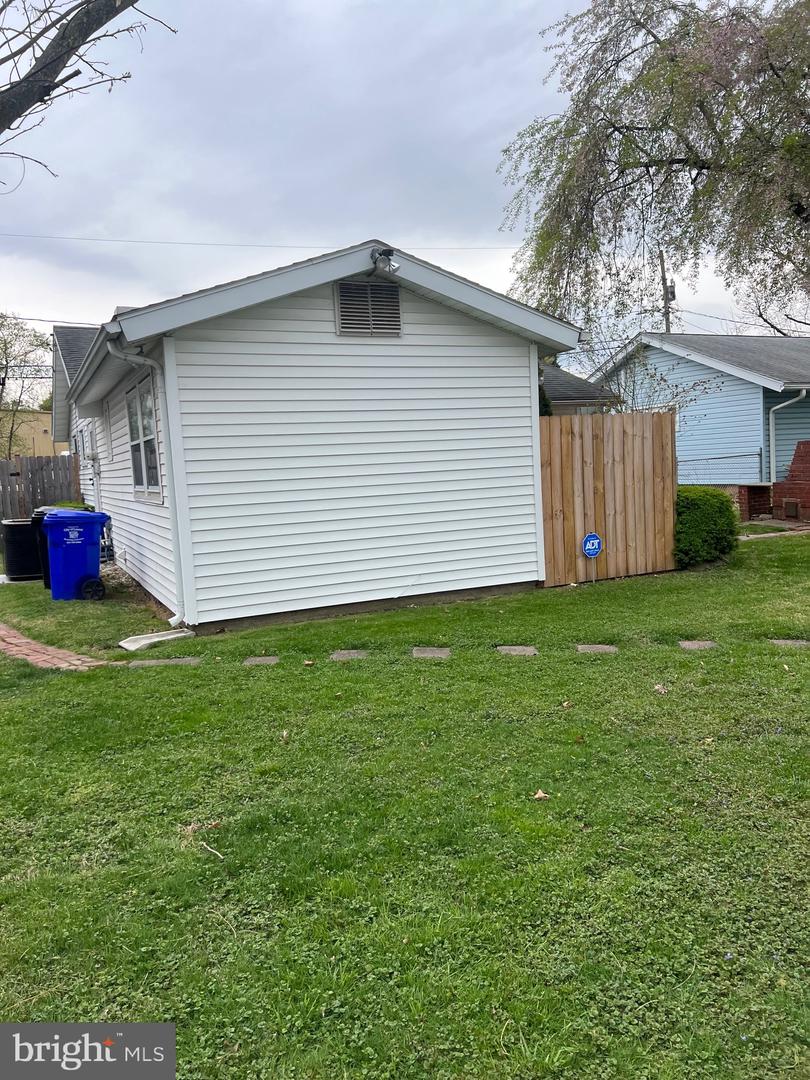 103 Irving St Property Photo 16