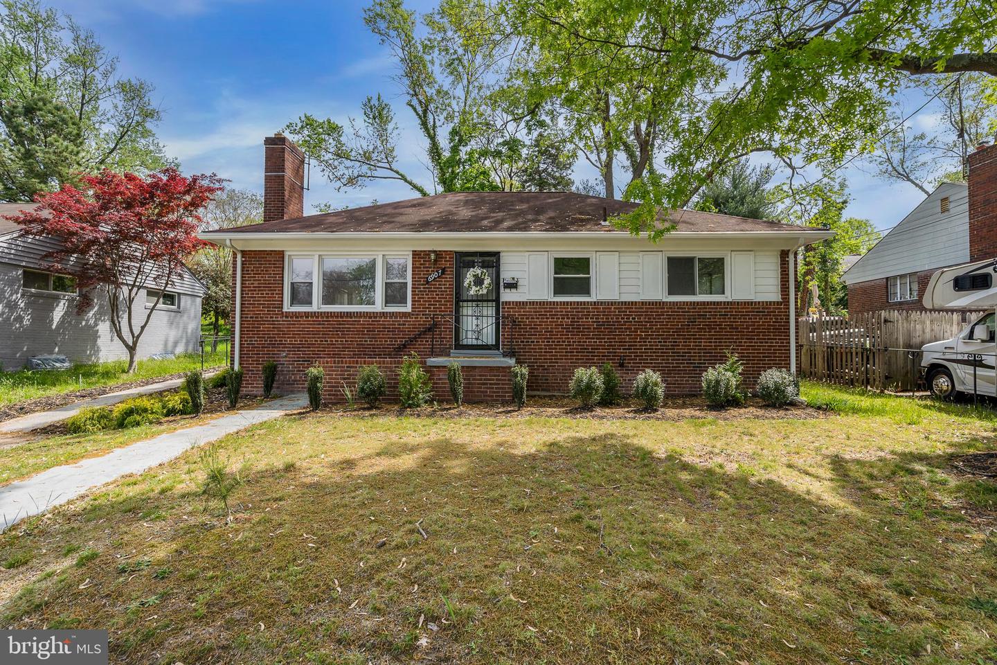 6907 Kipling Pkwy Property Photo