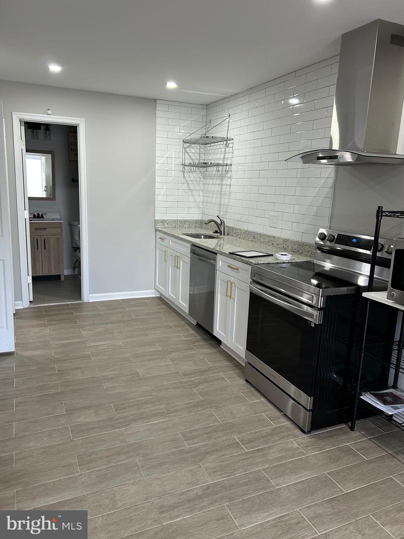 6604 Oak St Property Photo