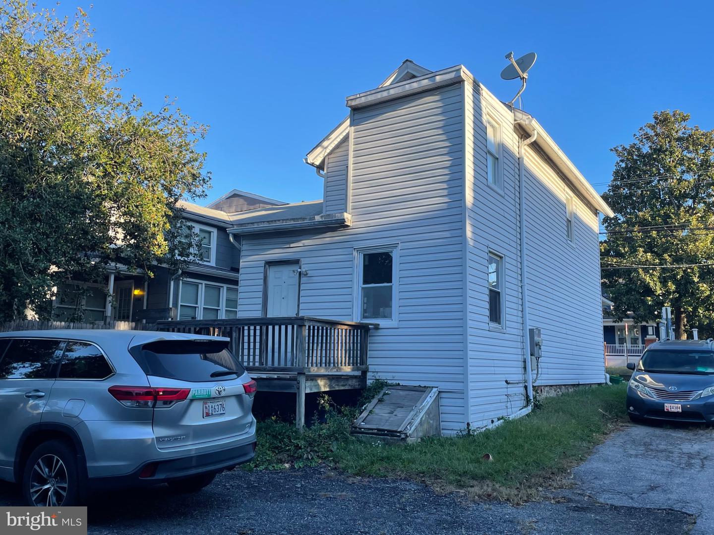 910 Montgomery St Property Photo 2