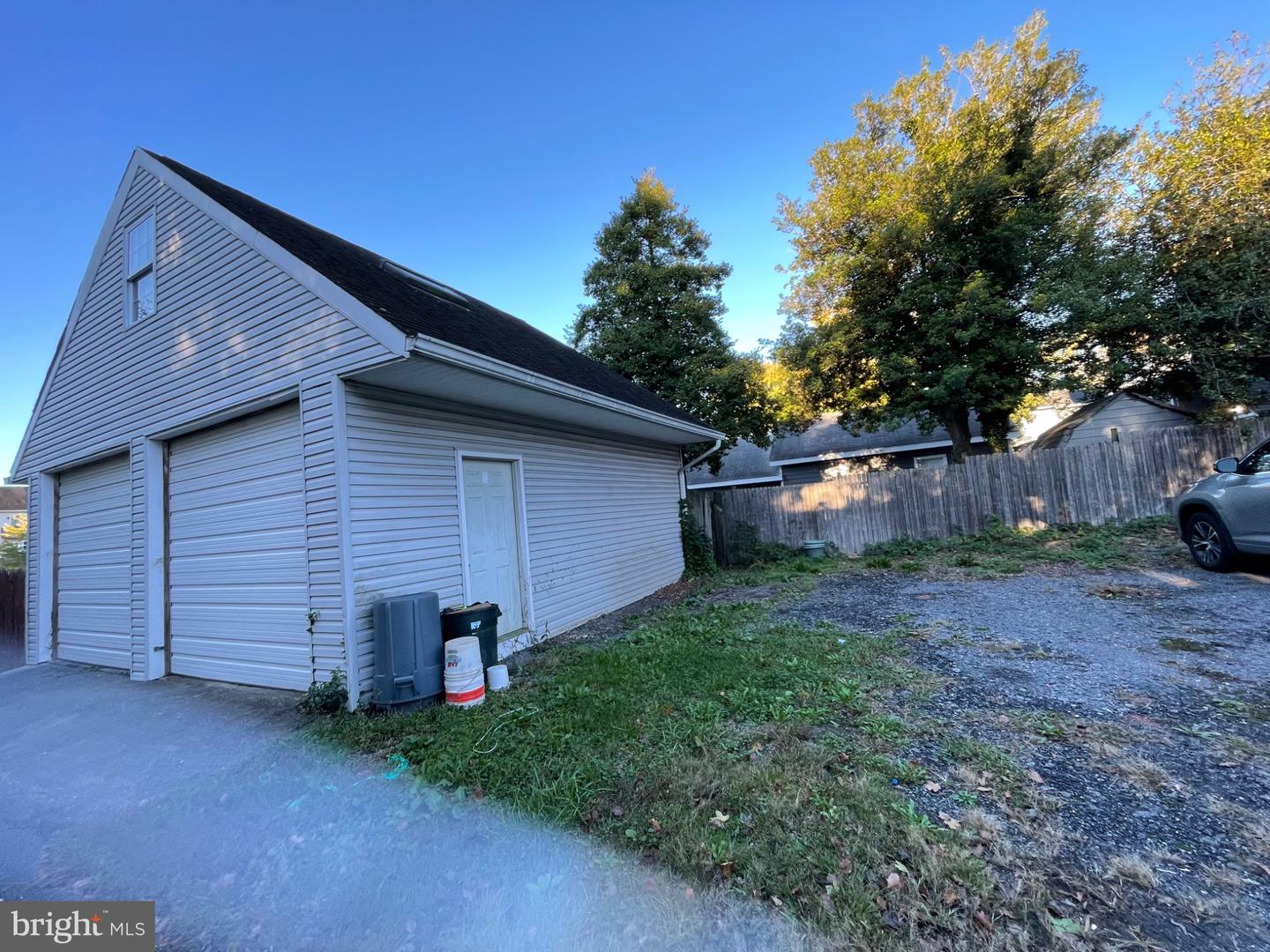 910 Montgomery St Property Photo 4
