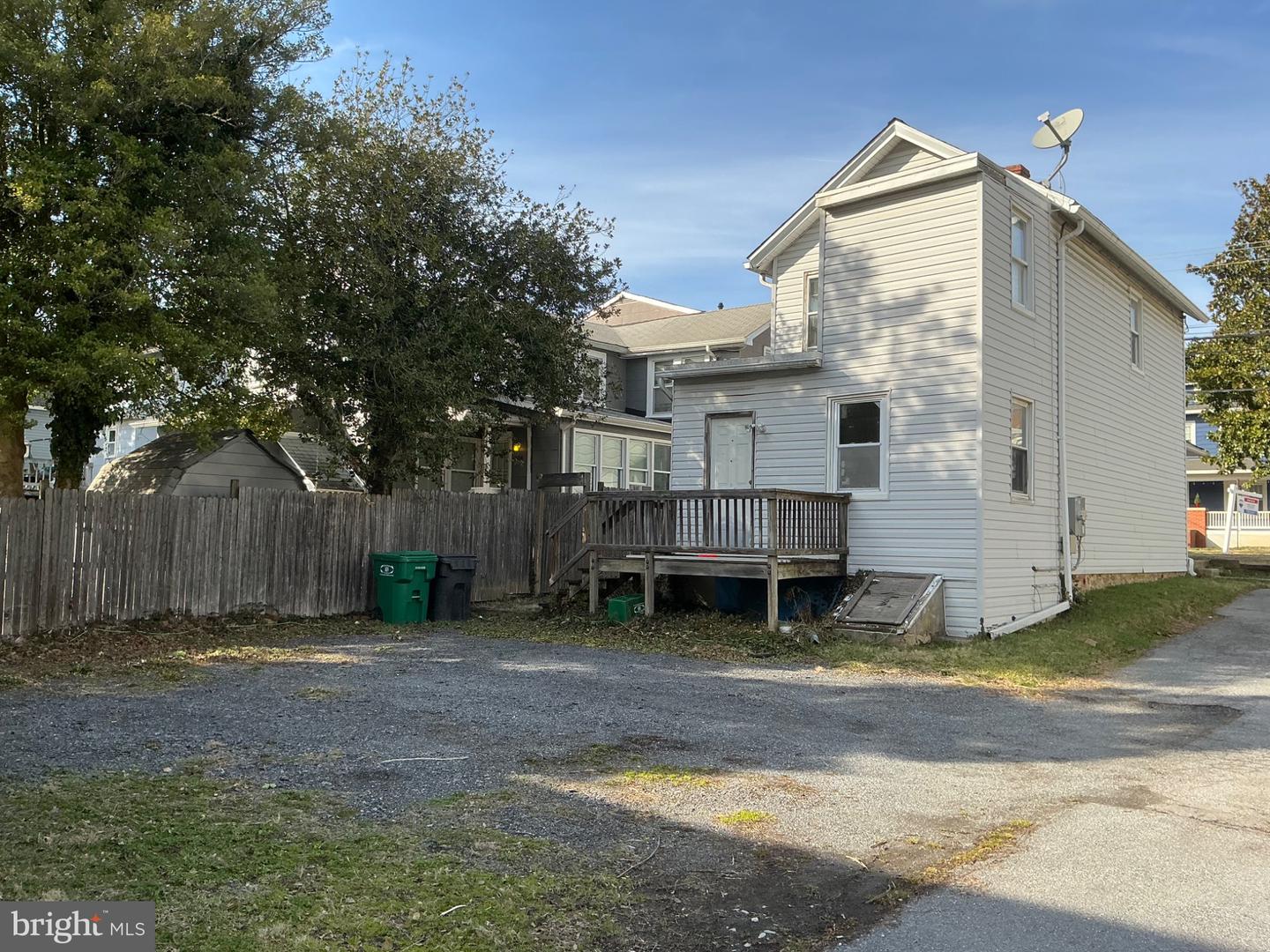 910 Montgomery St #a Property Photo 2