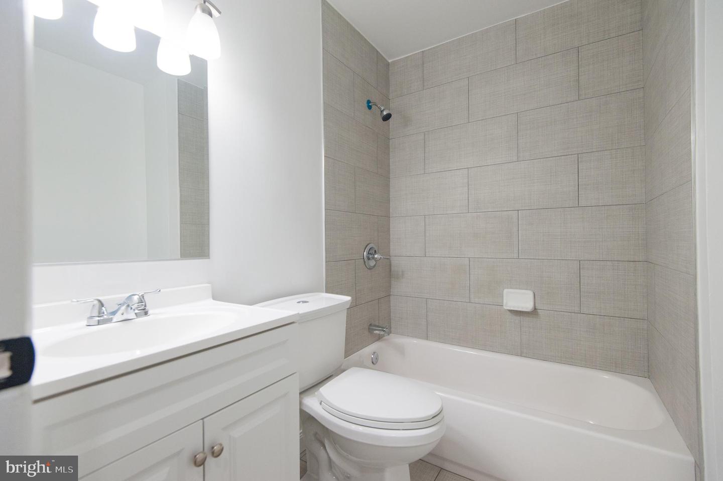 8912 Keewatin Rd Property Photo 40
