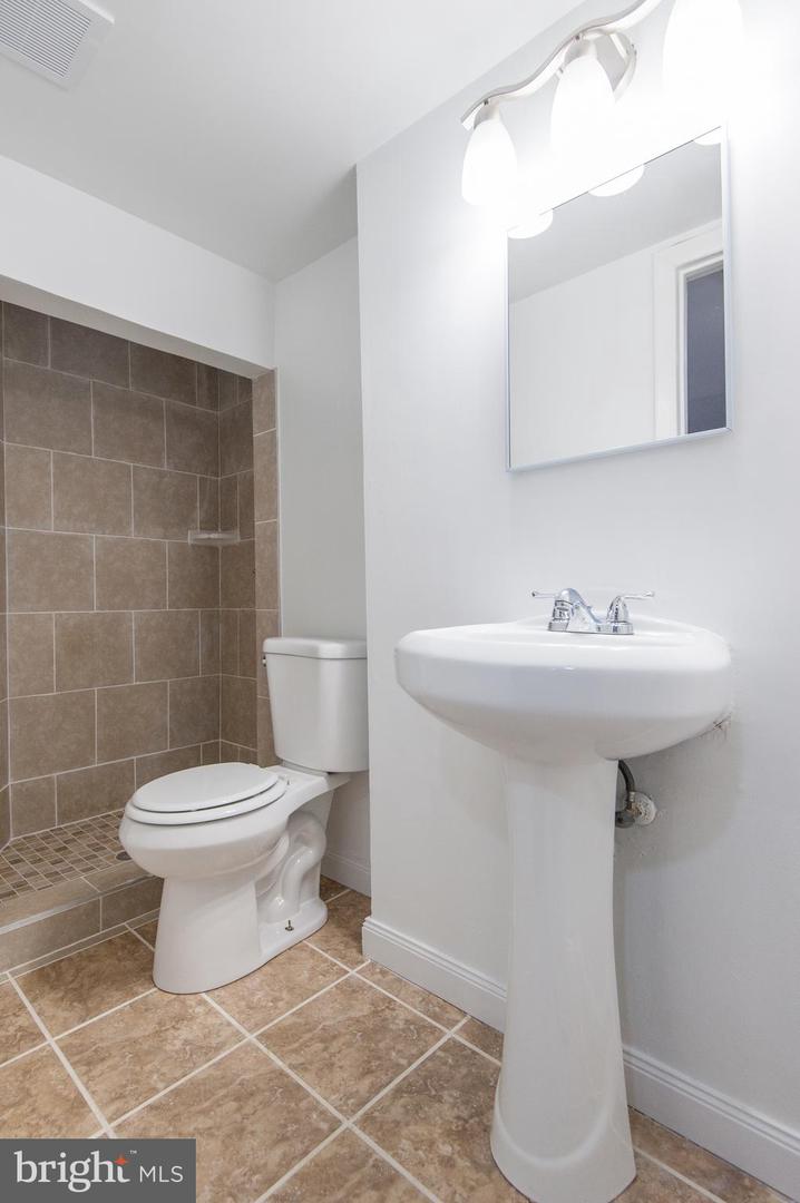8912 Keewatin Rd Property Photo 45