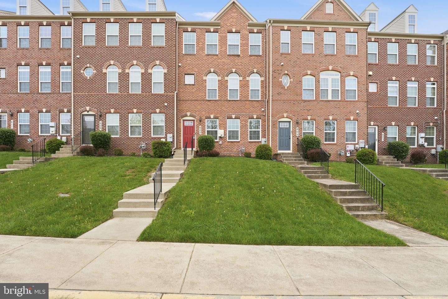 607 Waveland Ave Property Photo 1