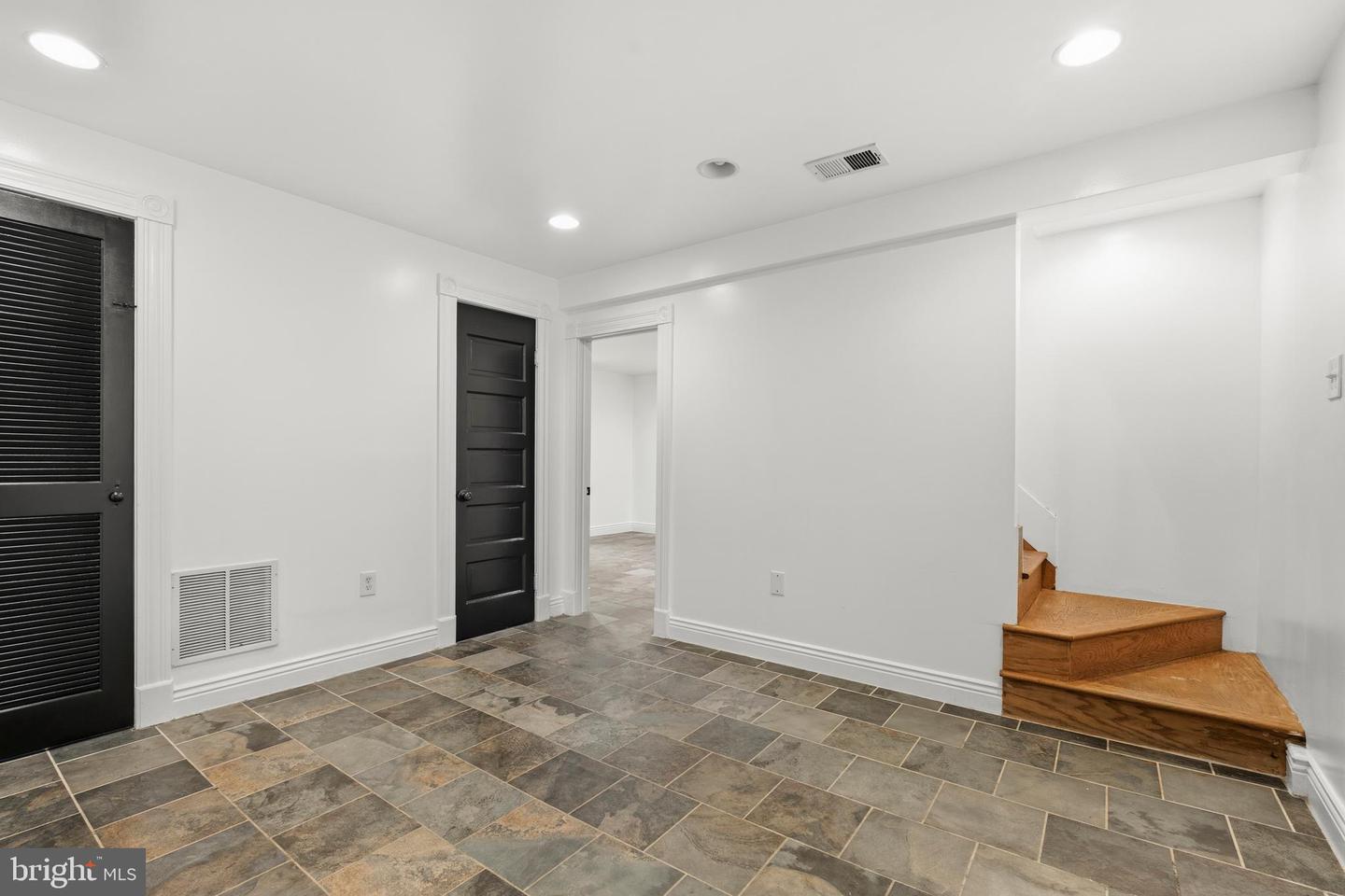 4800 Erie St Property Photo 24