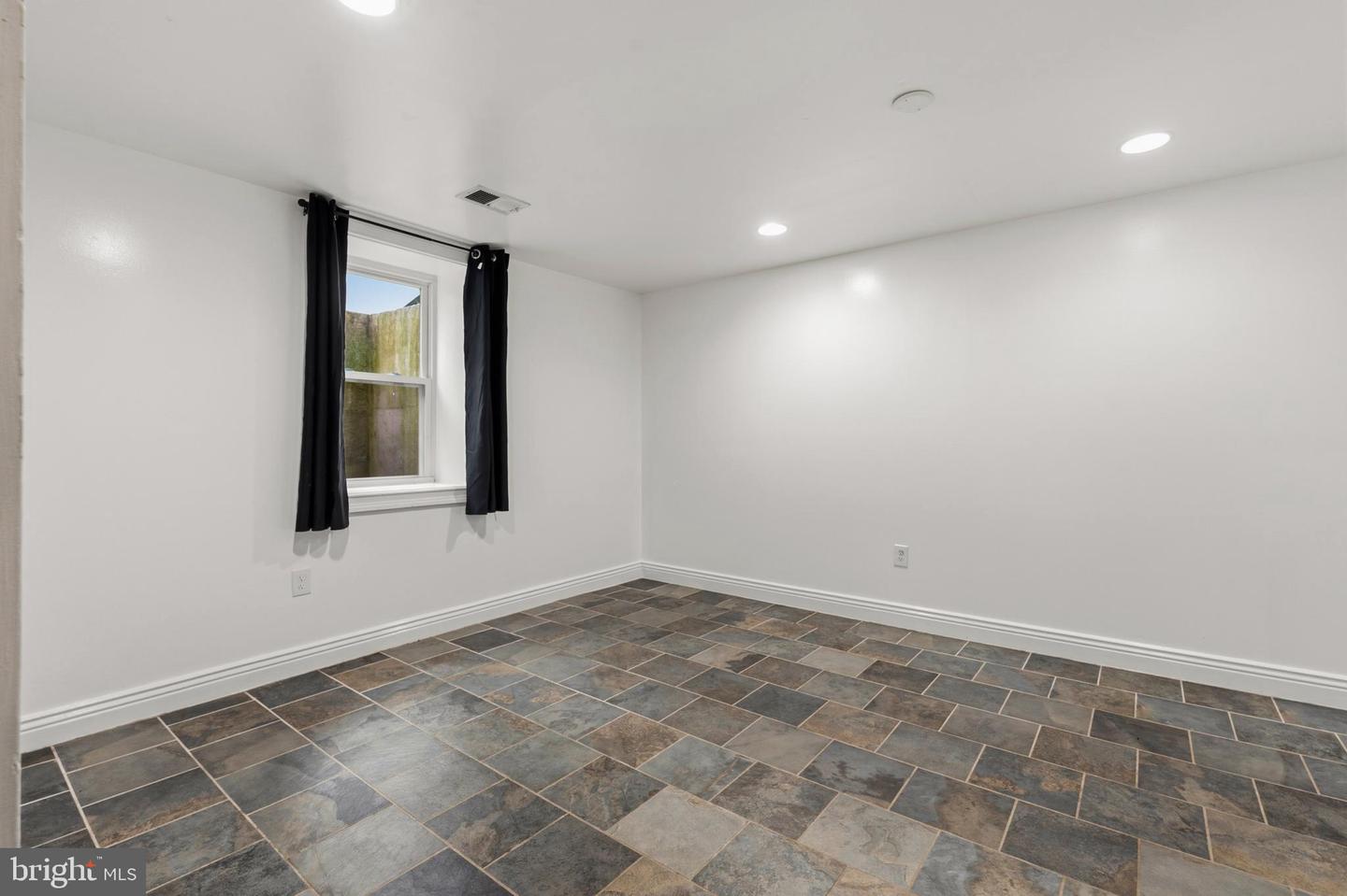 4800 Erie St Property Photo 26