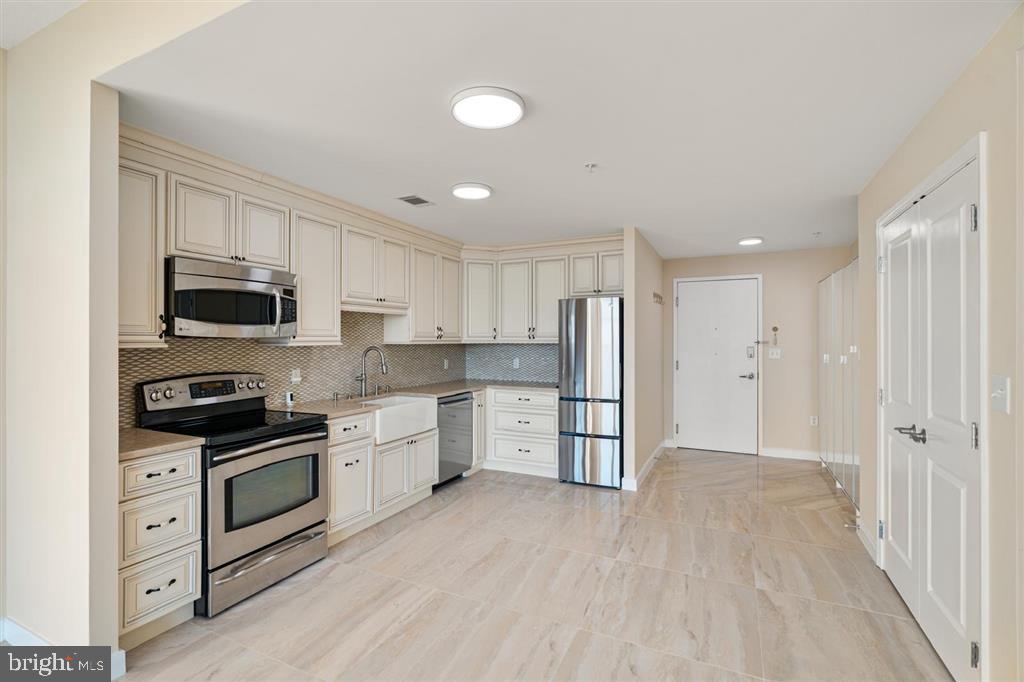 157 Fleet St #1011 Property Photo 13