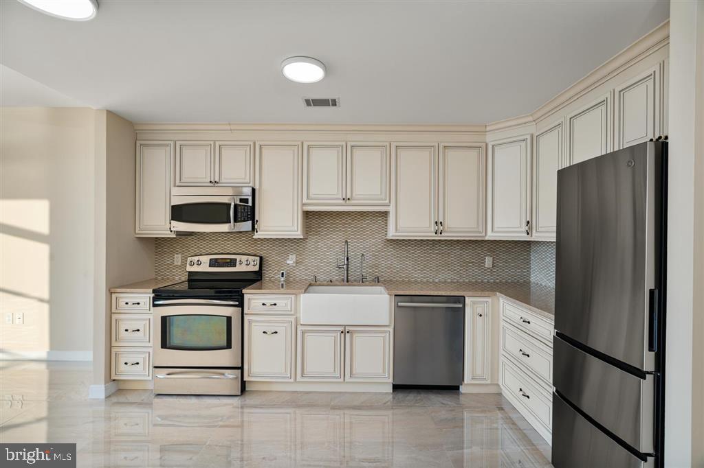 157 Fleet St #1011 Property Photo 14
