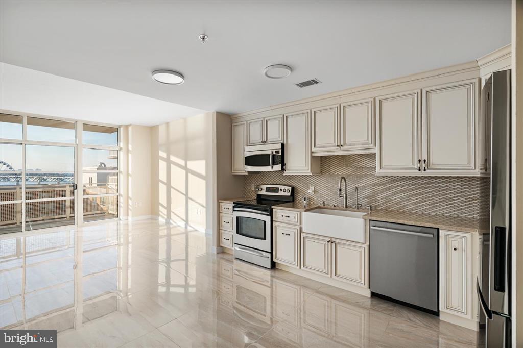 157 Fleet St #1011 Property Photo 15