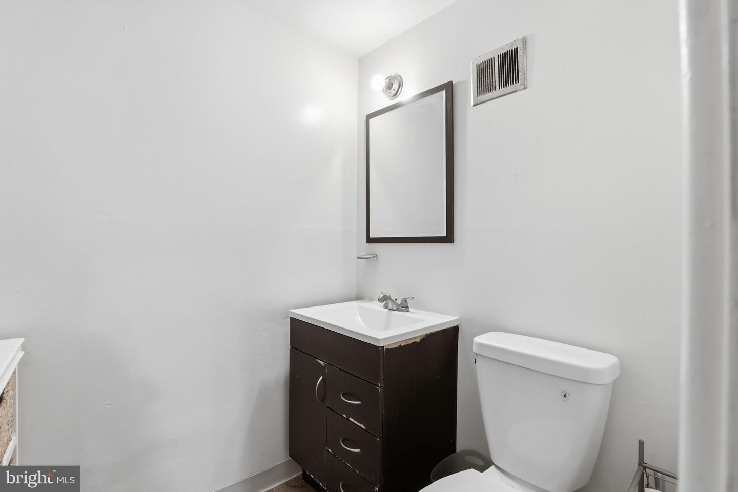 2600 Afton St Property Photo 4