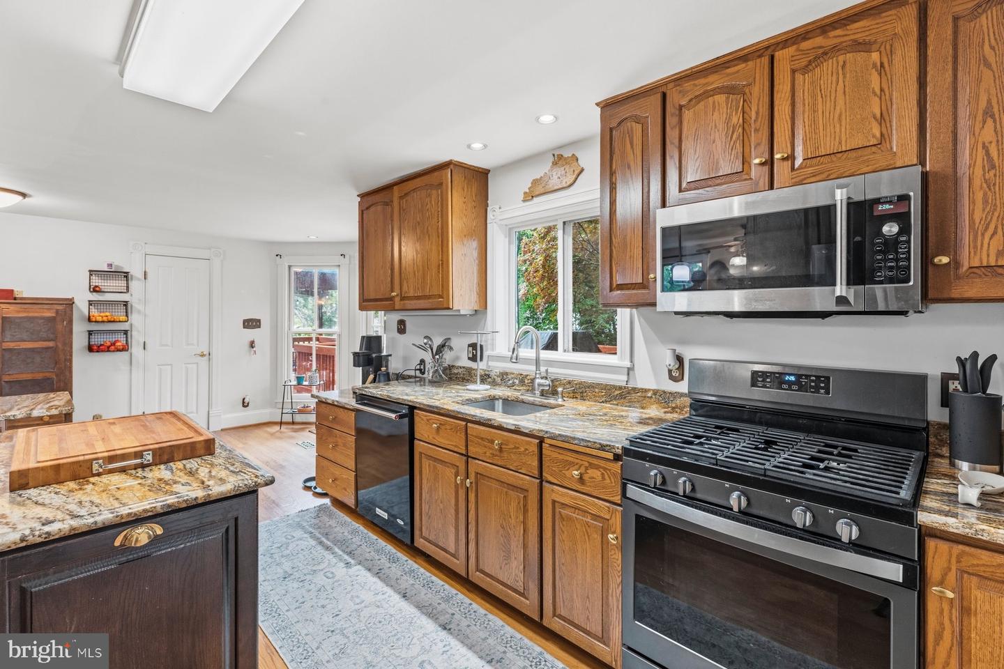1105 Montgomery St Property Photo 2