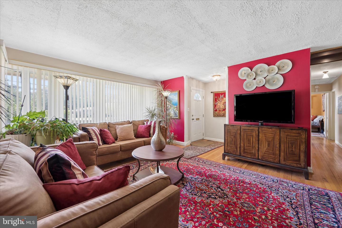 6803 Adelphi Rd Property Photo 6