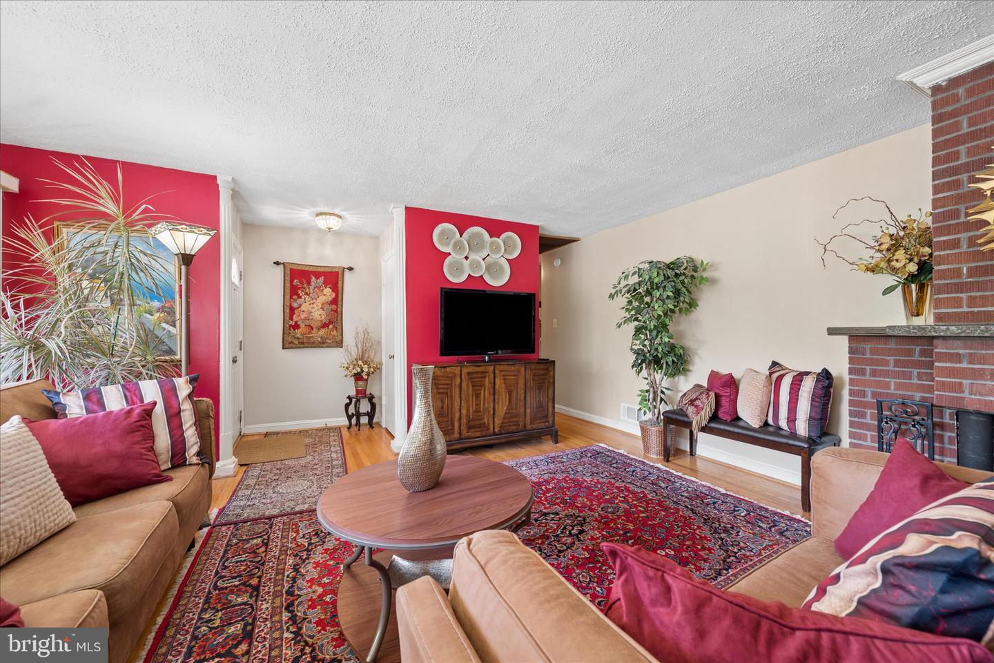 6803 Adelphi Rd Property Photo 7