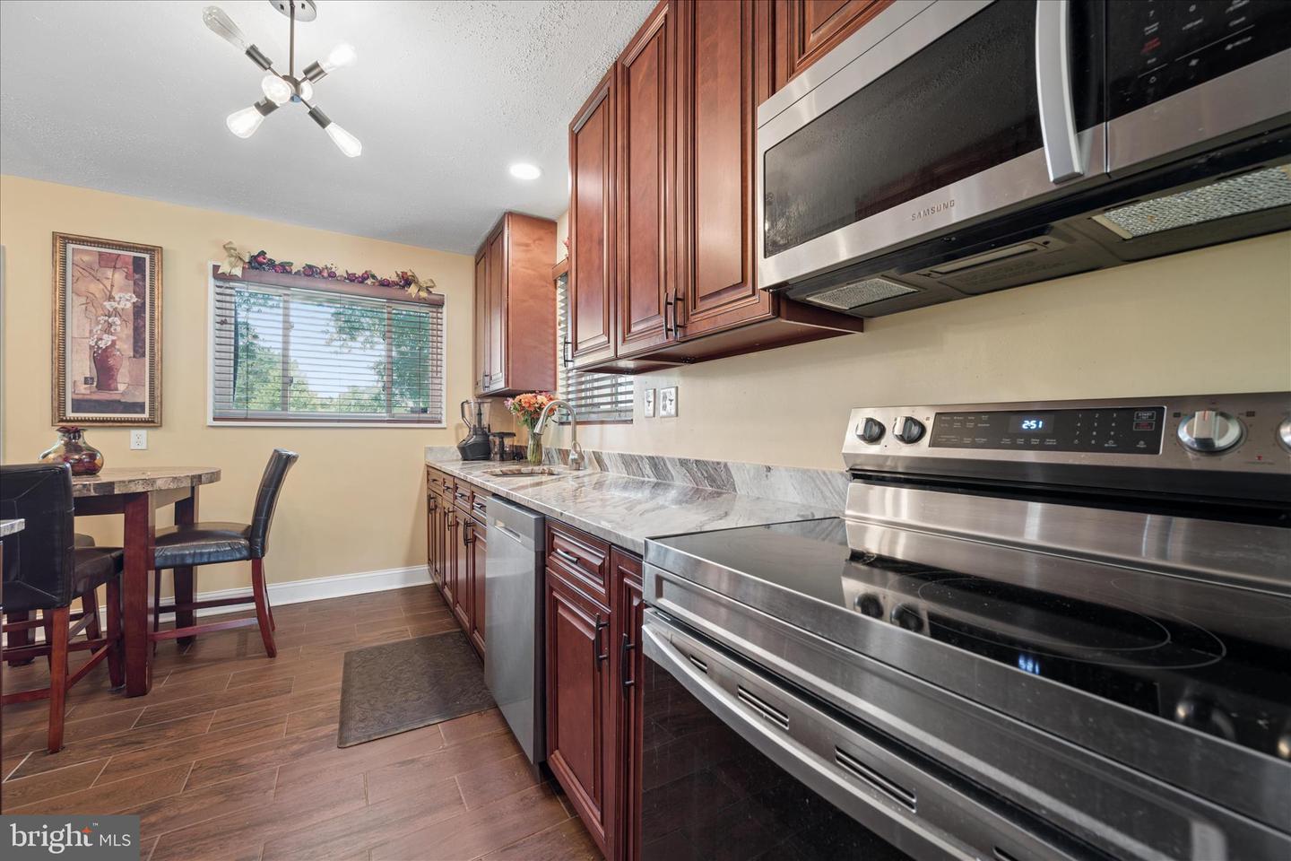 6803 Adelphi Rd Property Photo 11