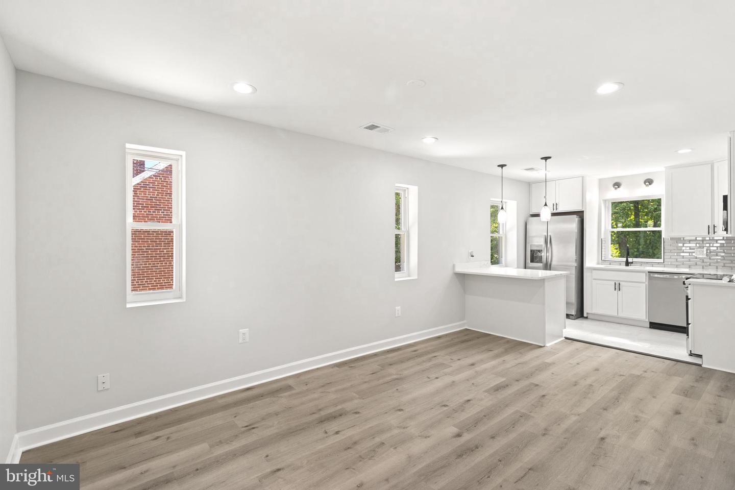 1203 Farmingdale Ave Property Photo 11