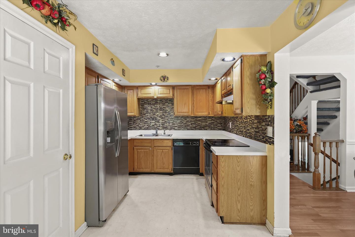716 Streamside Dr Property Photo 3