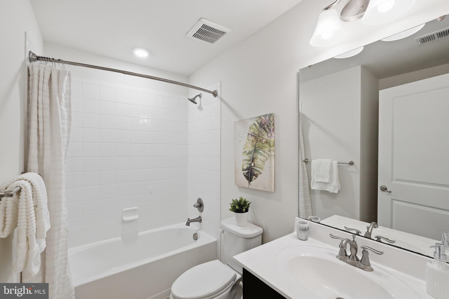 8202 N Channel Dr Property Photo 4