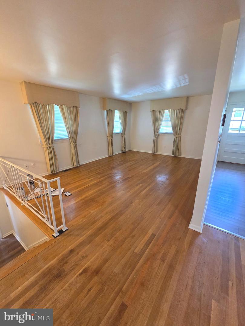 10902 Exeter Ct Property Photo 3