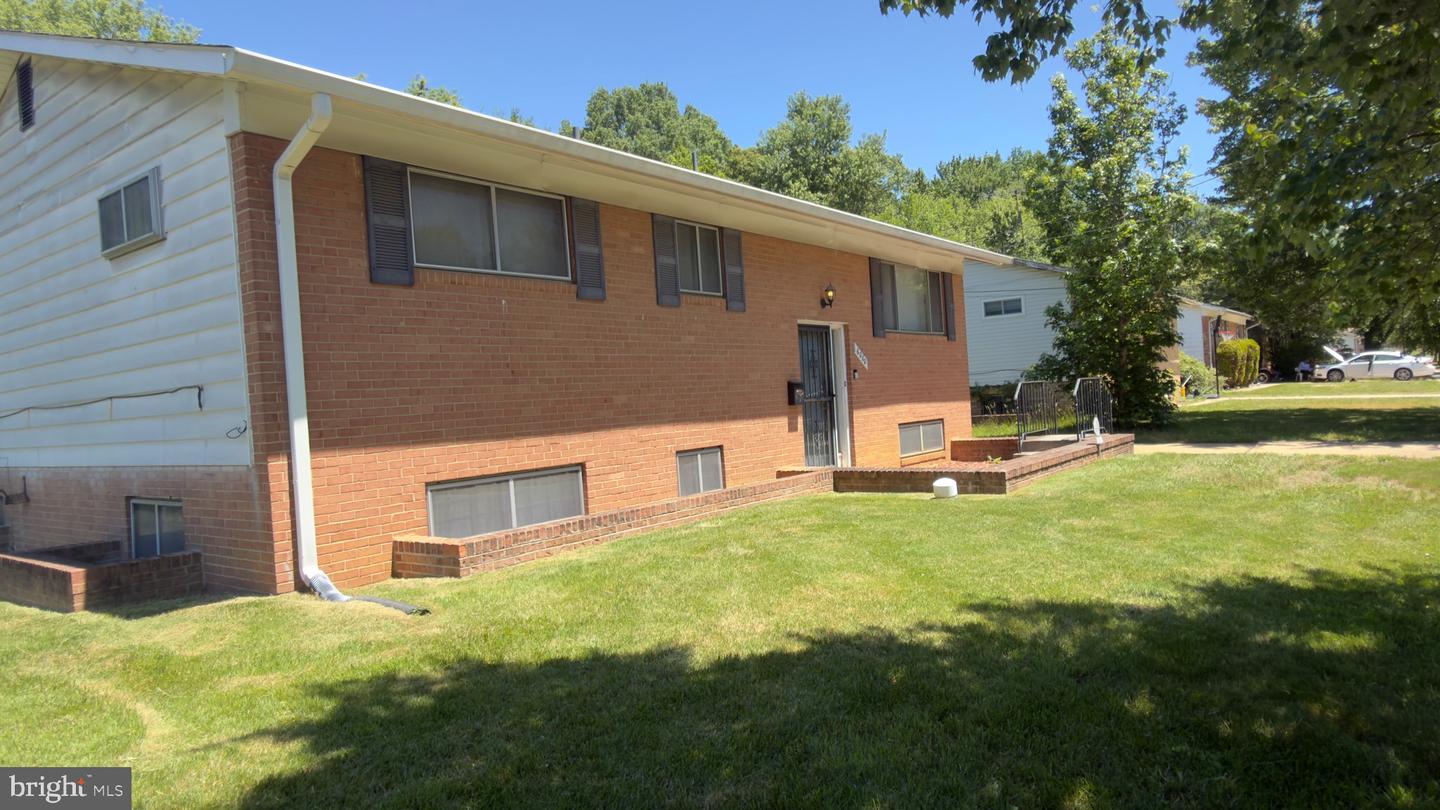 6000 Ladd Rd Property Photo 2