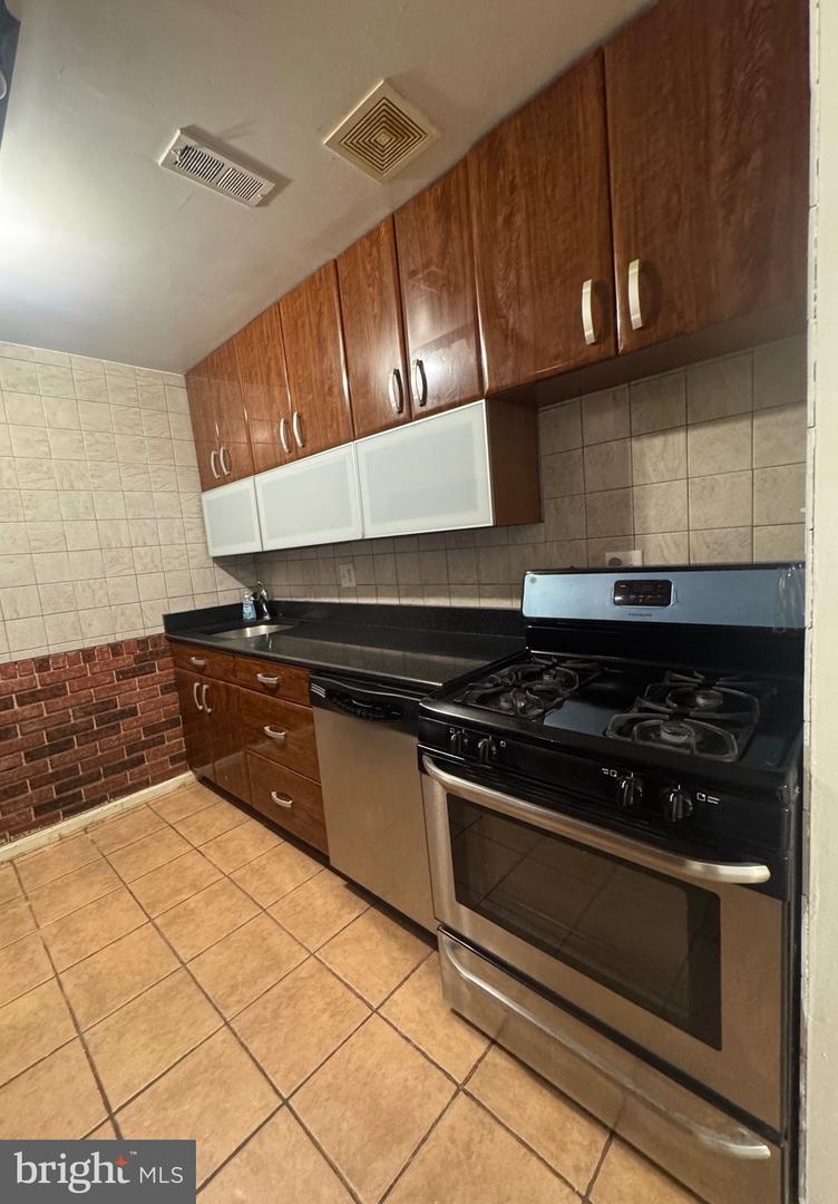7990 Lakecrest Dr Property Photo 4