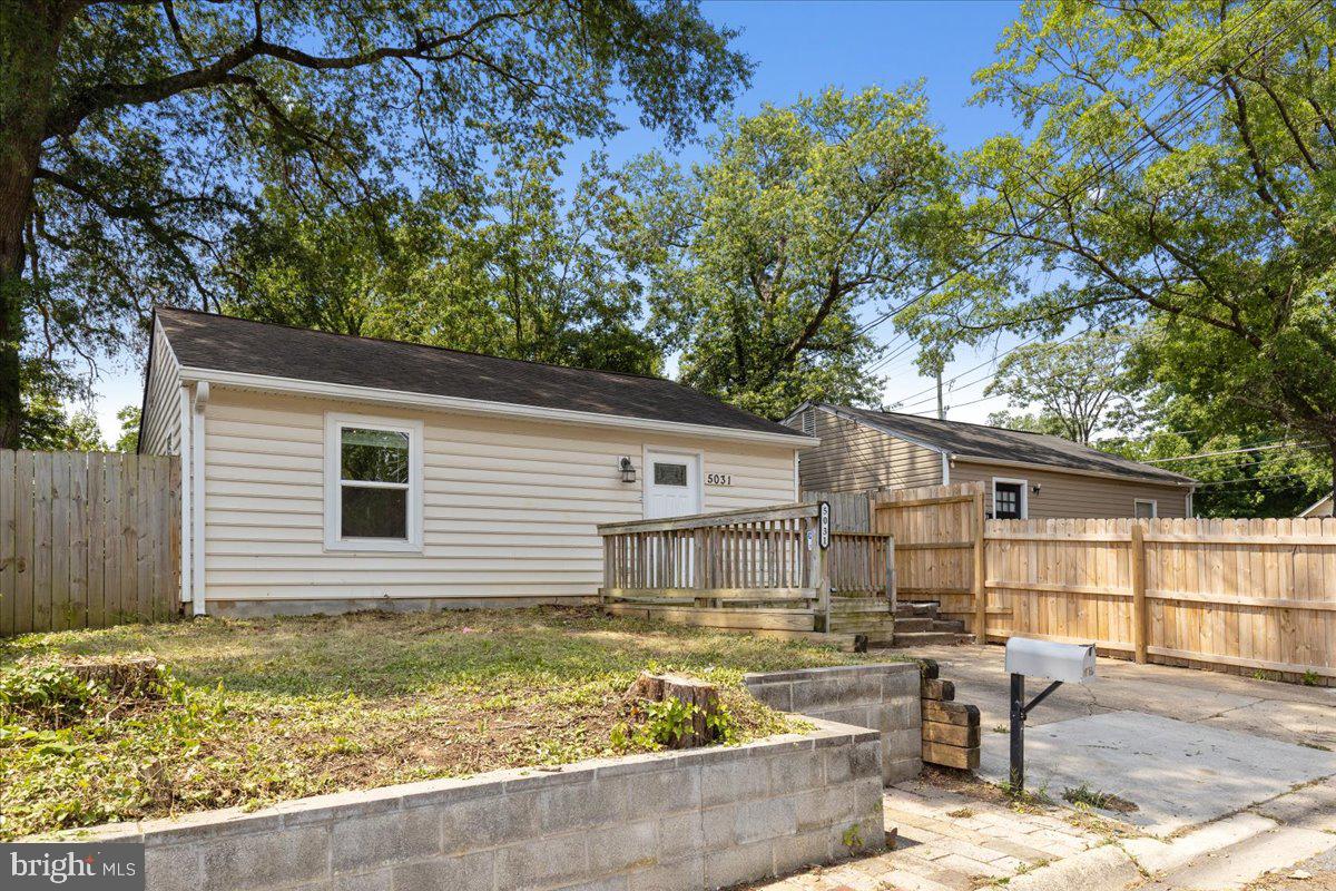 5031 Emo St Property Photo 3