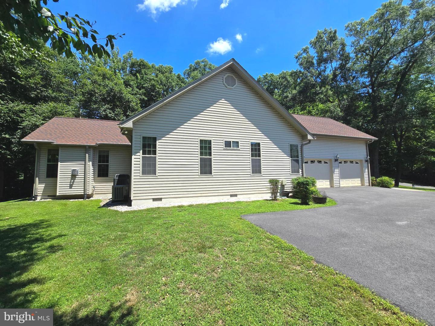 15401 Jamies Way Property Photo 7