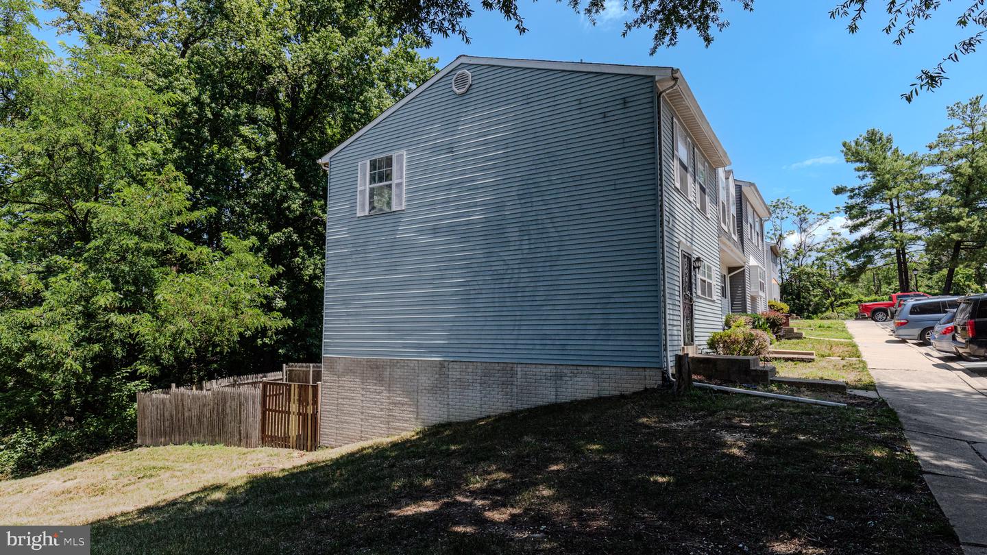 1319 Upcot Ct Property Photo 3