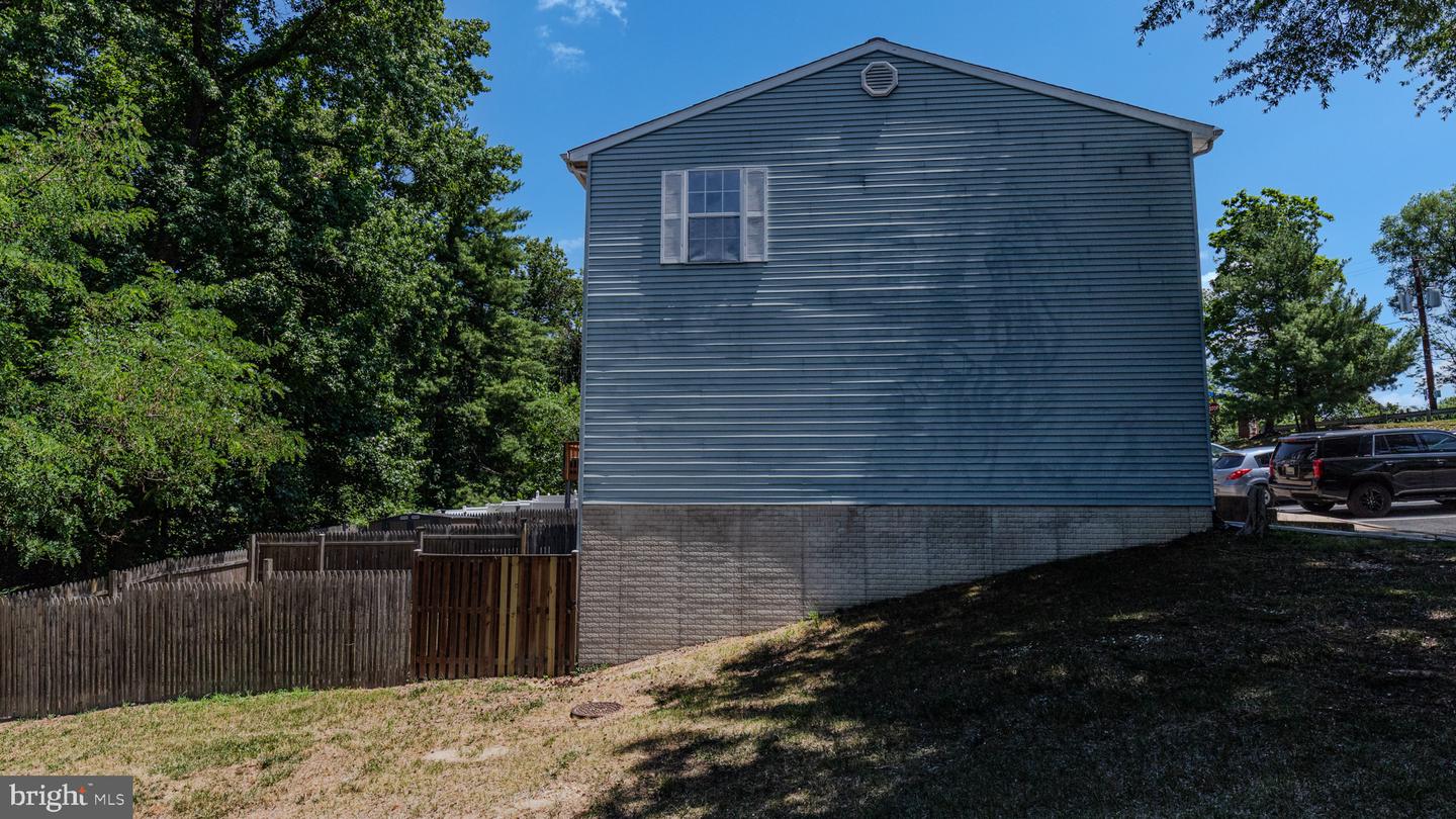 1319 Upcot Ct Property Photo 4