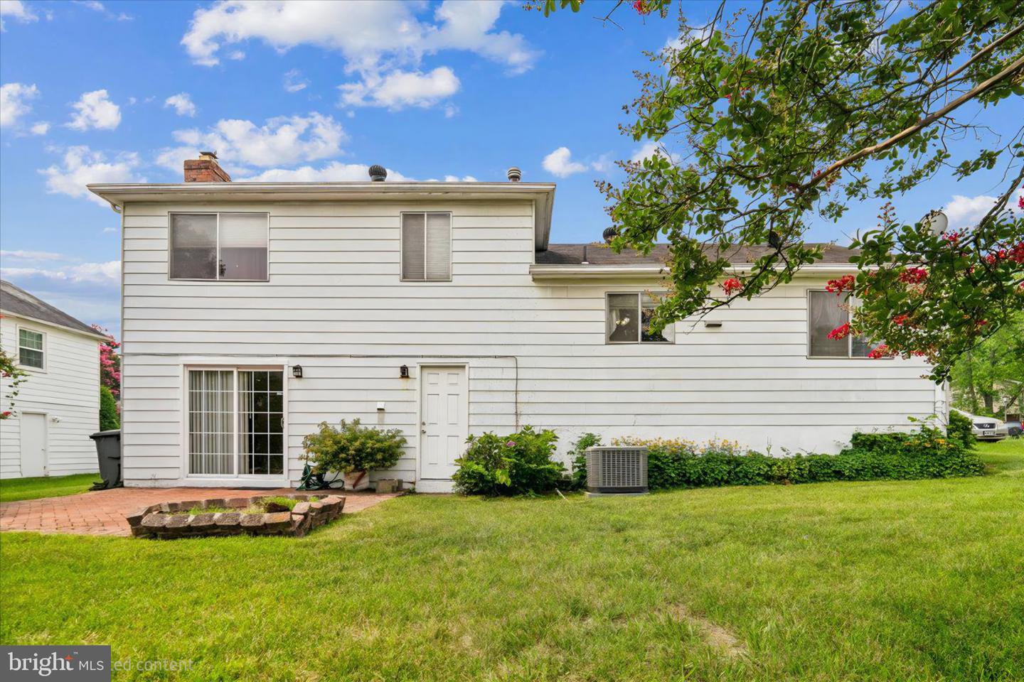 2200 Oaktree Ln Property Photo 3