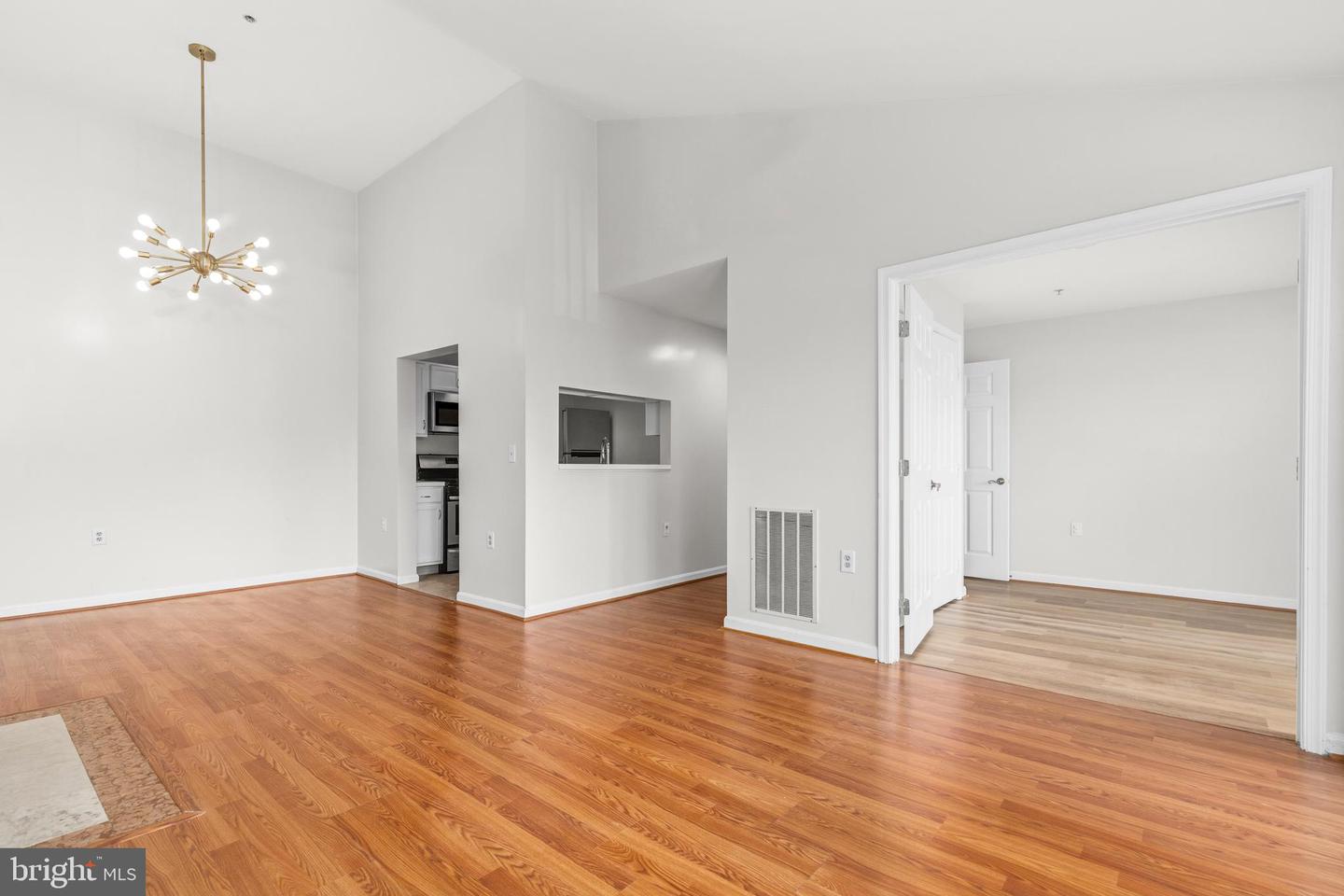 6640 Lake Park Dr #3b Property Photo 8