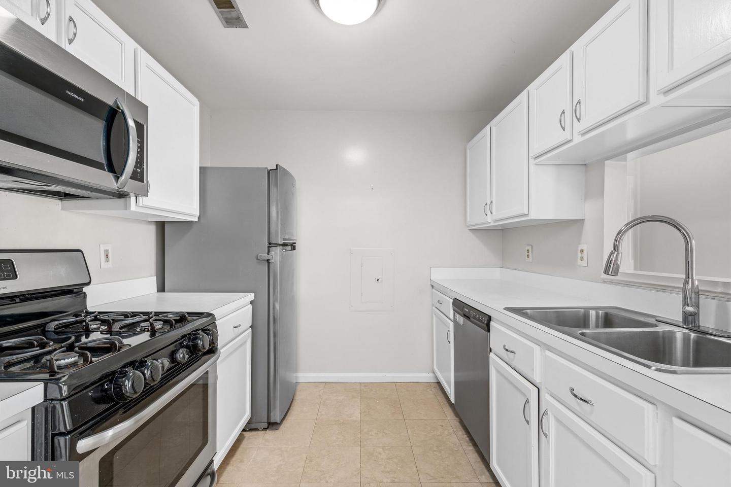 6640 Lake Park Dr #3b Property Photo 19