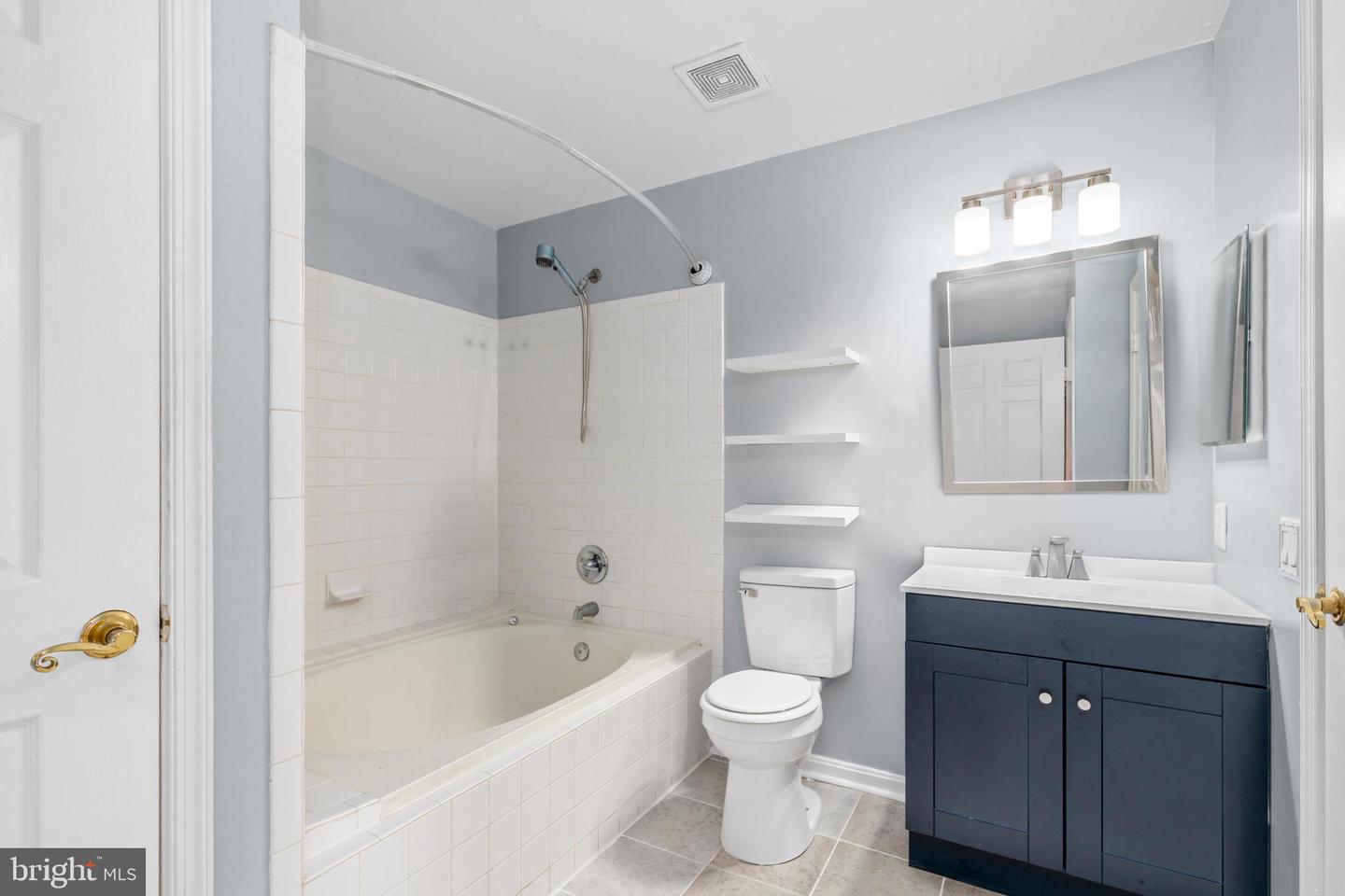 6640 Lake Park Dr #3b Property Photo 27