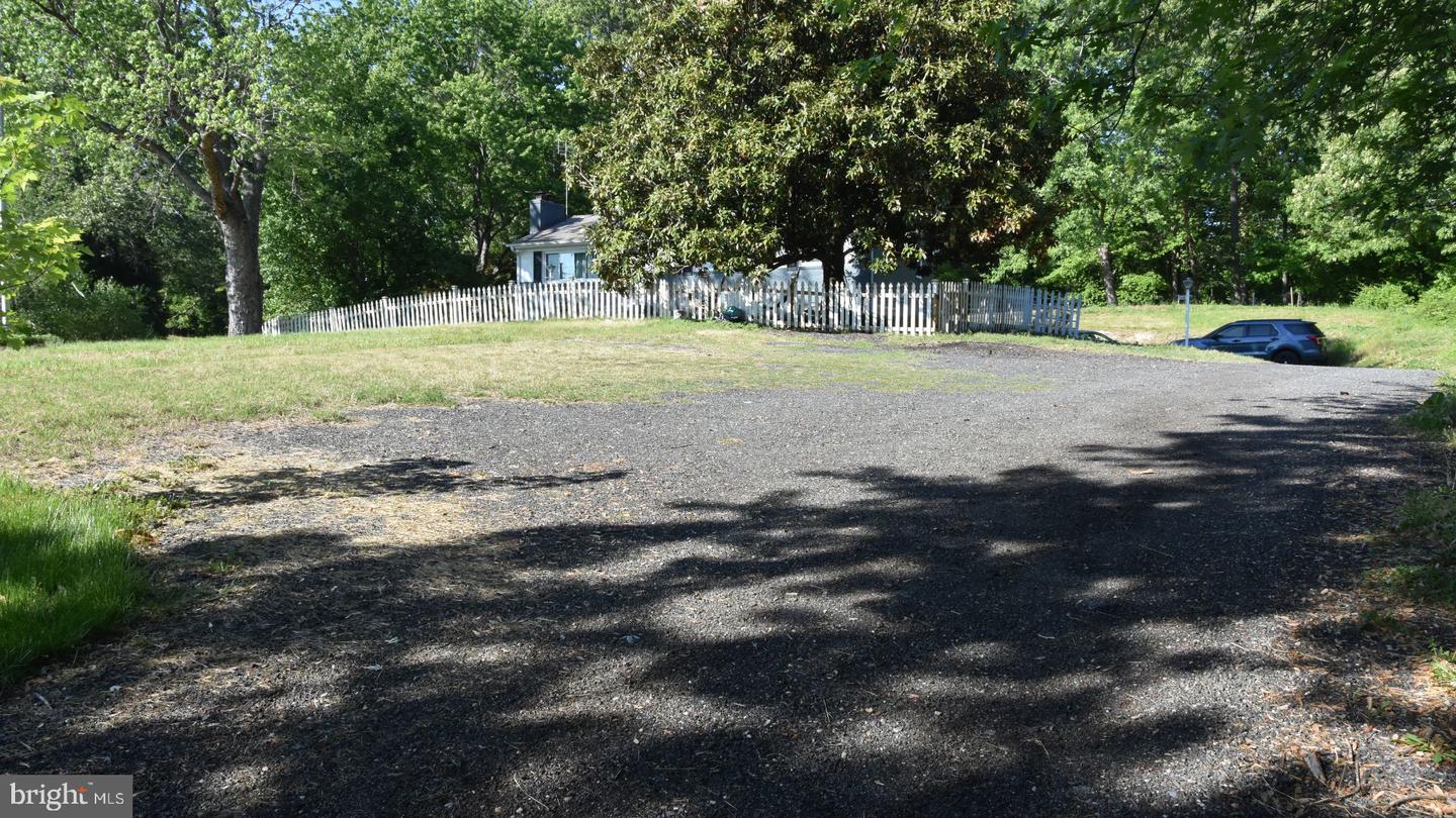 8610 Croom Rd Property Photo 9