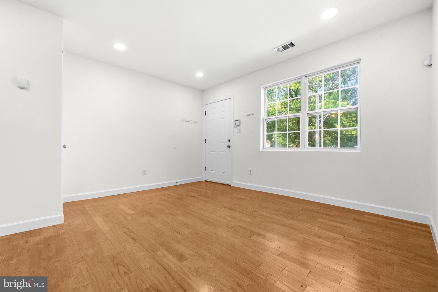 6944 Hawthorne St Property Photo 7