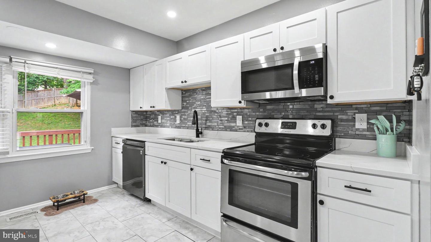 9012 Cameron Ct Property Photo 6