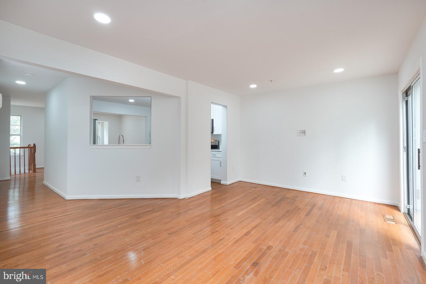 9909 Royal Commerce Pl Property Photo 7