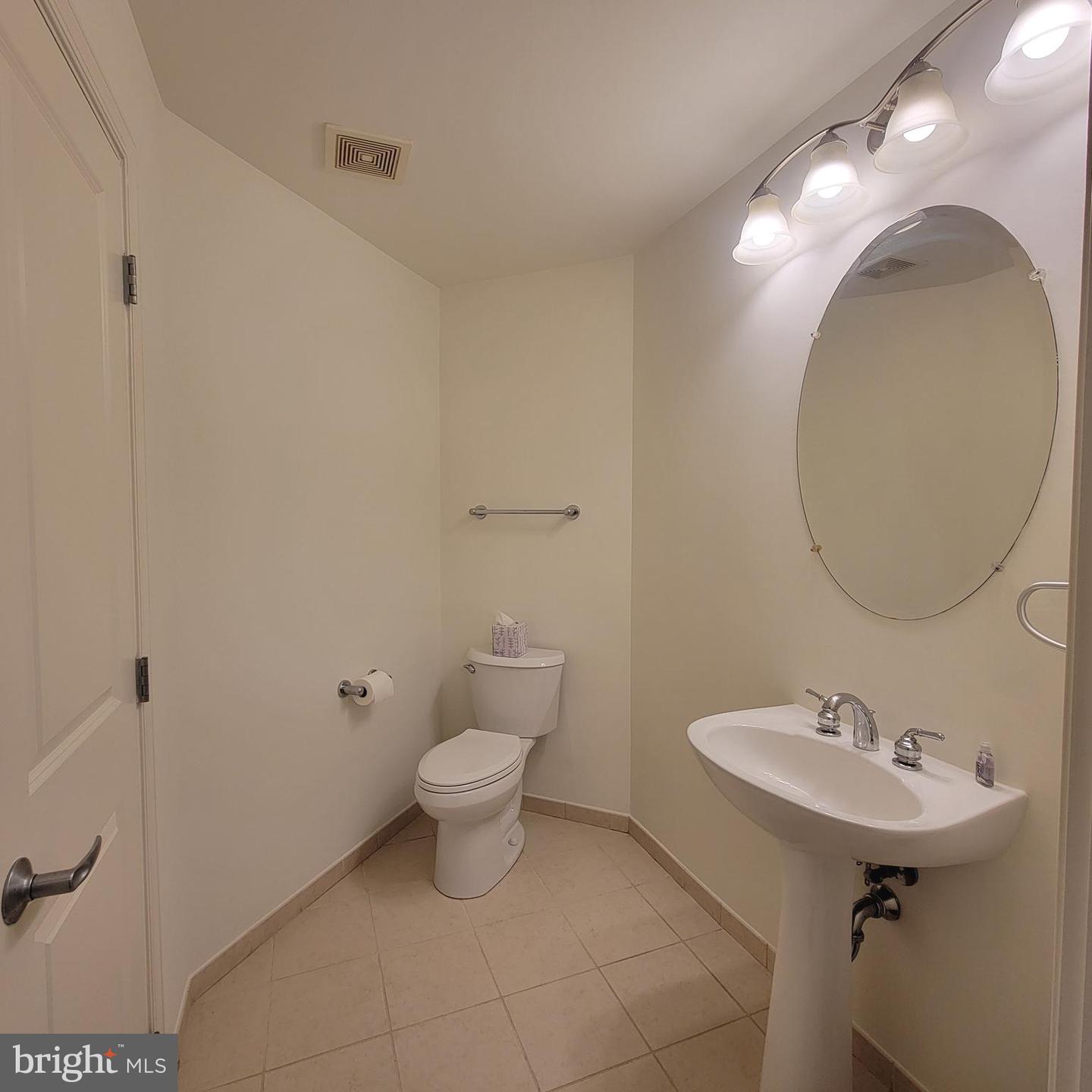 155 Potomac Psge #719 Property Photo 8