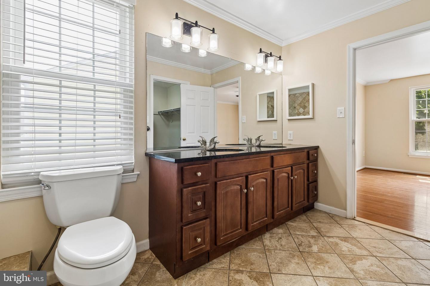 820 Chatsworth Dr Property Photo 8
