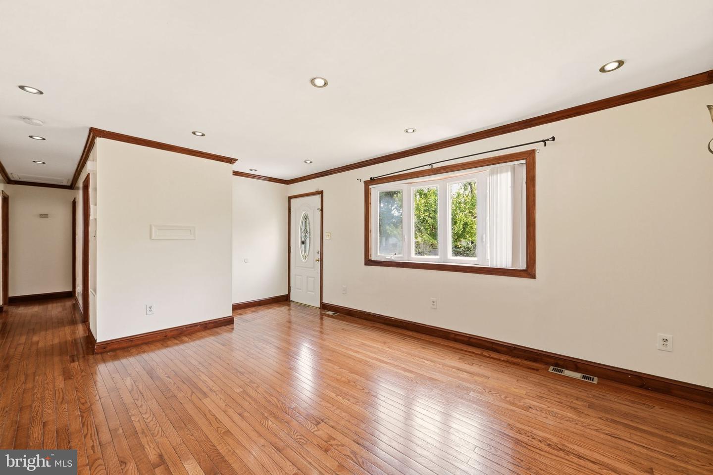 5122 Navahoe St Property Photo 4