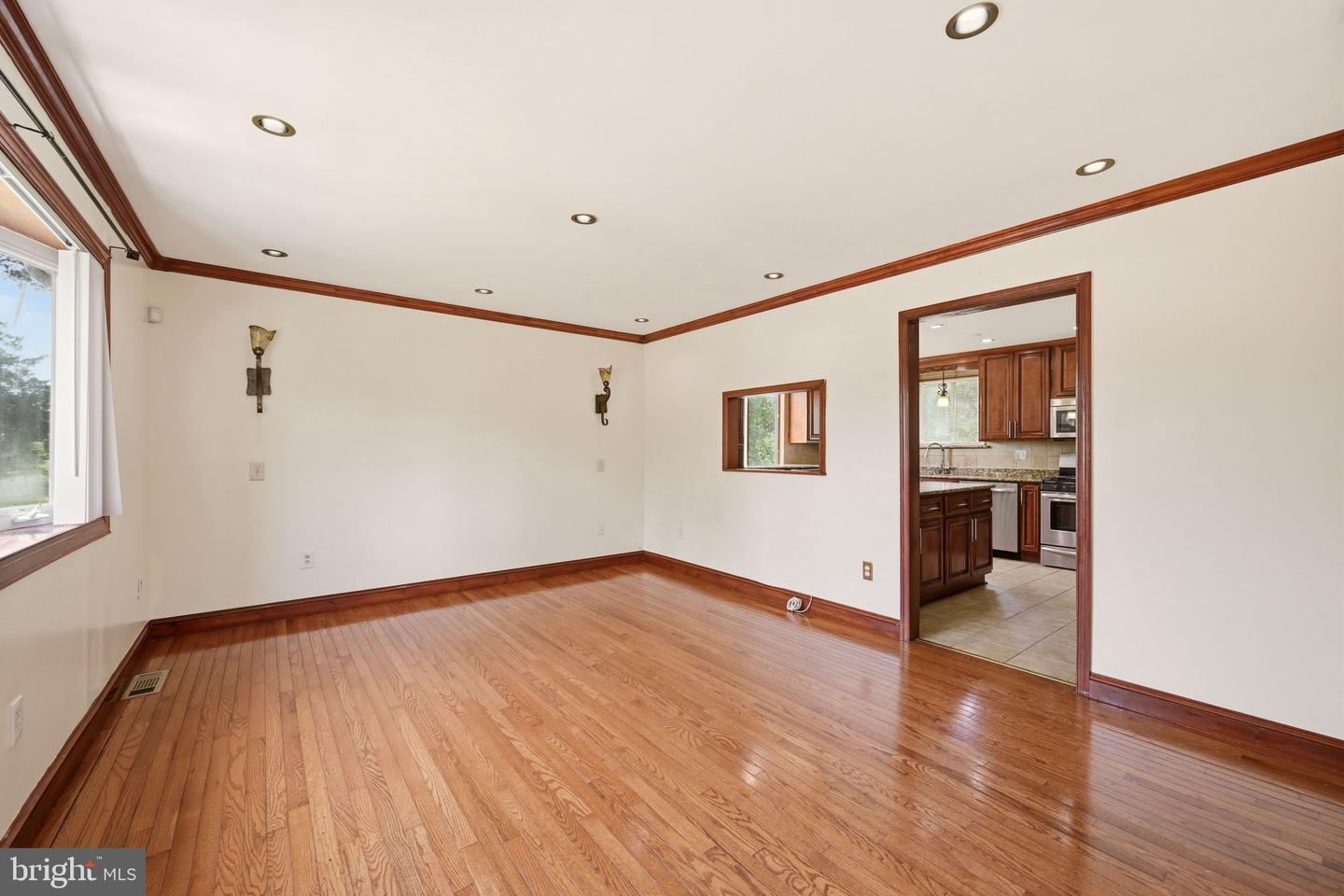 5122 Navahoe St Property Photo 6