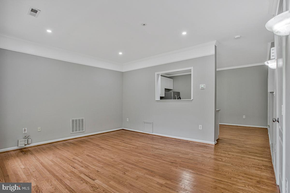 16608 Eastview Ter Property Photo 5