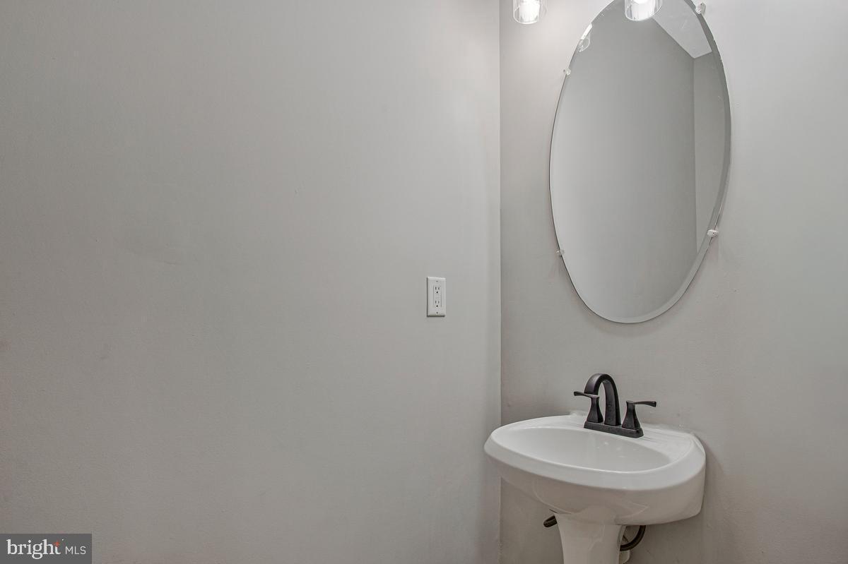 16608 Eastview Ter Property Photo 6