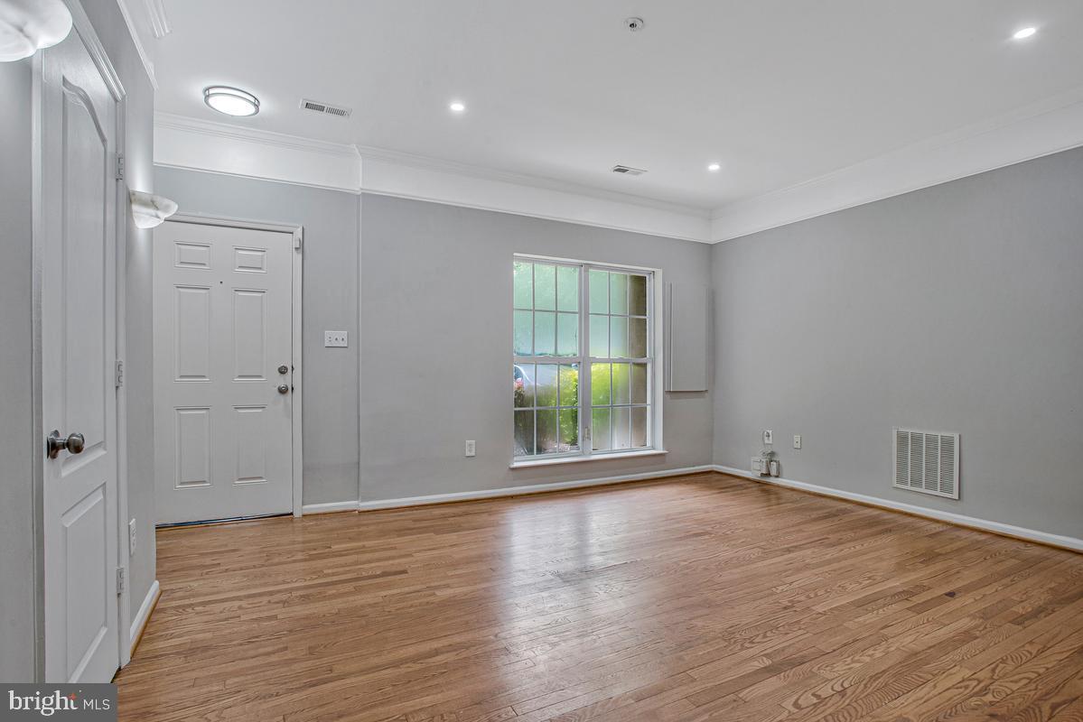 16608 Eastview Ter Property Photo 9
