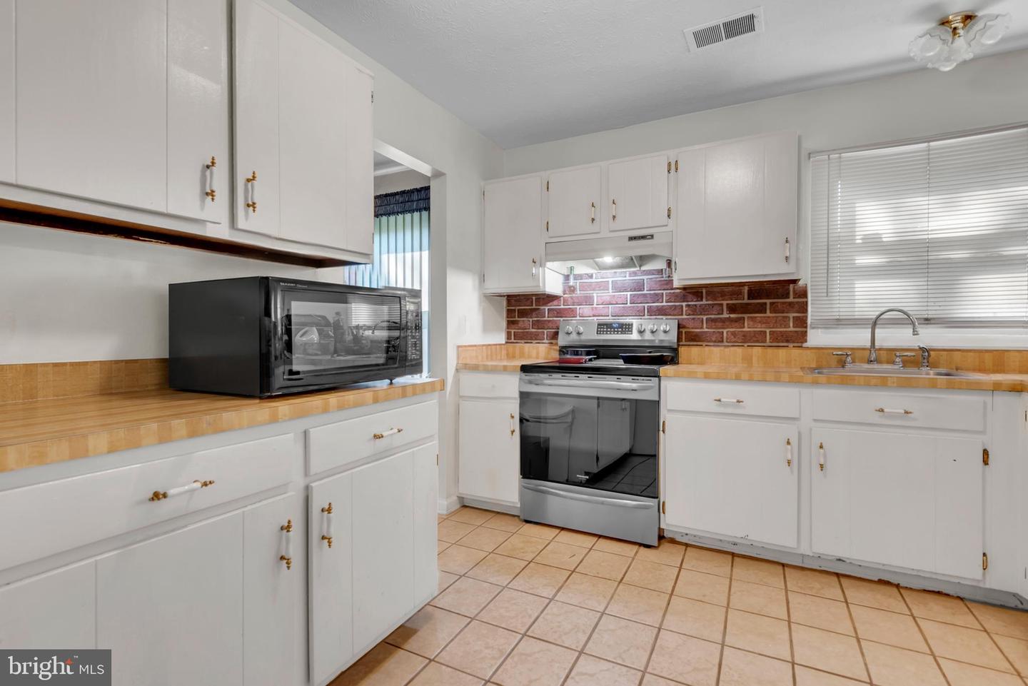 10815 Garnet Dr Property Photo 6