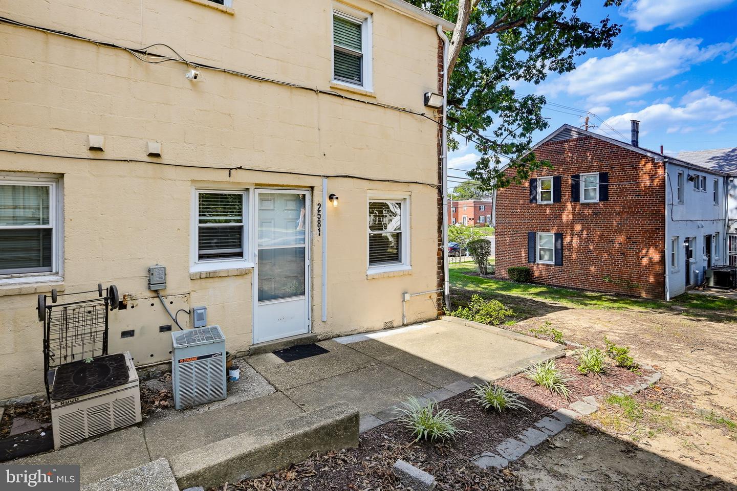2581 Iverson St Property Photo 12