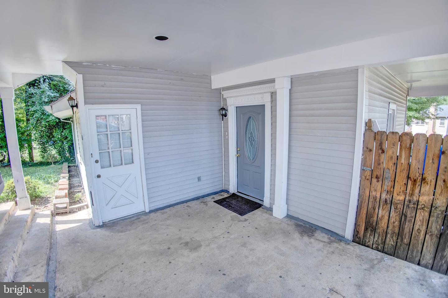 8526 Adelphi Rd Property Photo 3