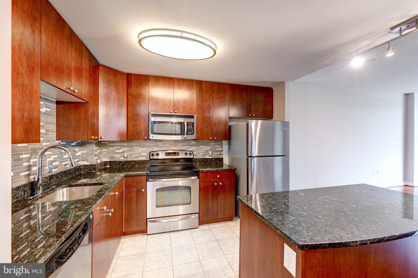 155 Potomac #432 Property Photo 6