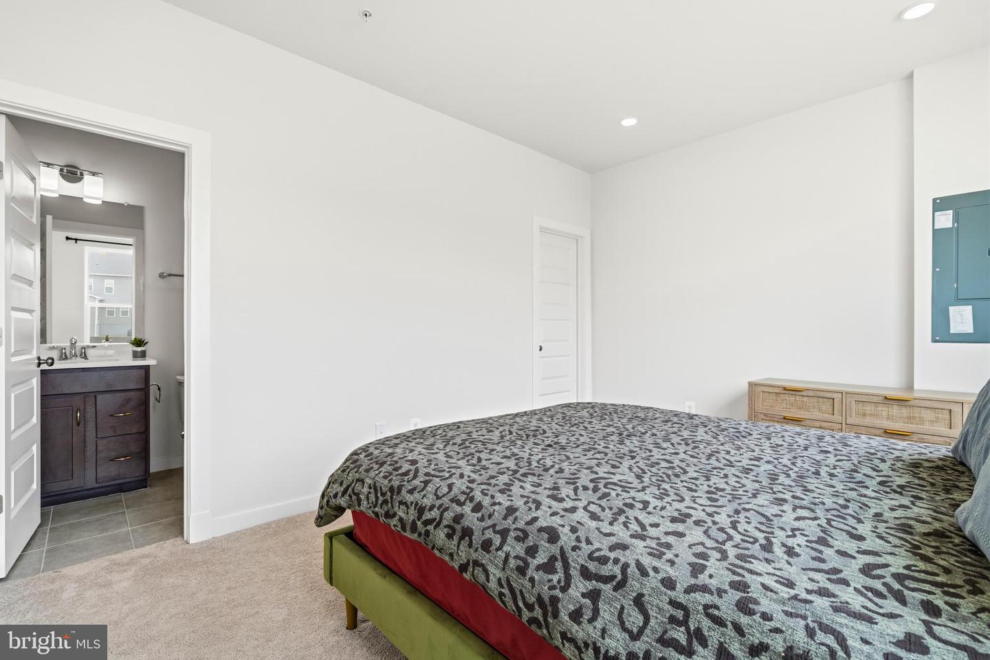 16007 Hyde Park Pl Property Photo 9