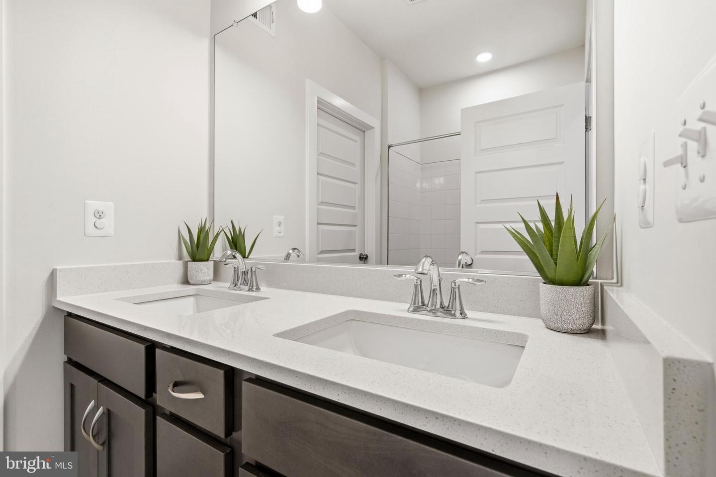 16007 Hyde Park Pl Property Photo 35